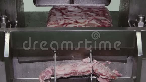 肉类加工厂的冷冻肉类切割机视频的预览图