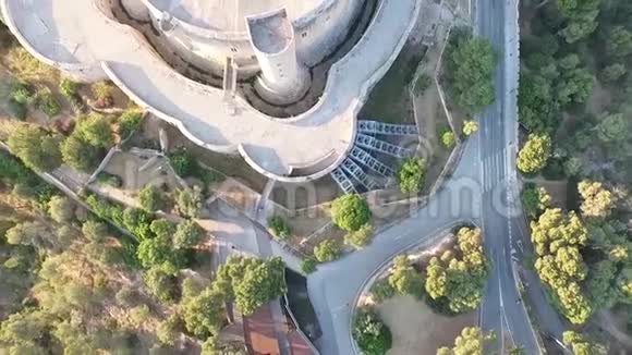 帕尔马德马略卡航空拍摄的贝尔弗城堡上空俯视图视频的预览图