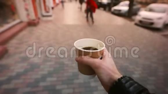 波夫享受早晨的咖啡在街上散步视频的预览图