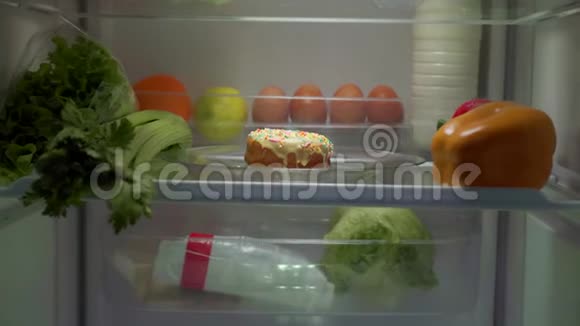 违反饮食规定冰箱里有新鲜甜甜圈视频的预览图