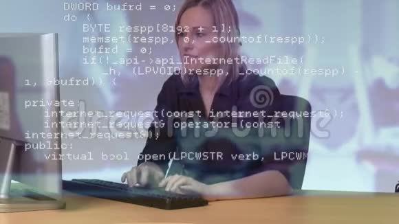计算机前的接口代码和呼叫中心代理视频的预览图