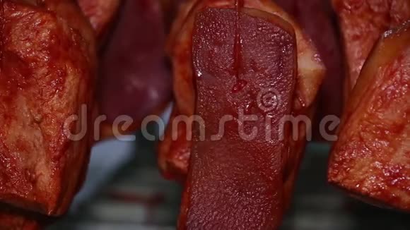 在肉类加工厂的货架上放着辛辣熏肉视频的预览图