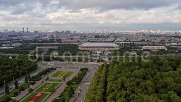 莫斯科卢日尼基体育场和里弗的无人机空中拍摄视频的预览图