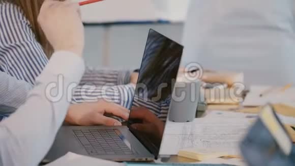 男性软件开发人员在办公桌后的特写镜头手提笔记本电脑参加公司团队会议视频的预览图