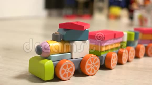 孩子们的木制火车玩具在地板上视频的预览图
