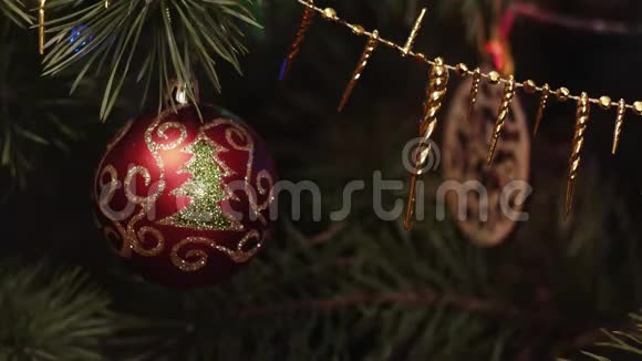 圣诞树上挂着一个有图案的红球视频的预览图