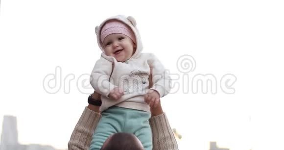 可爱的粉红女婴在某人手高高举起视频的预览图