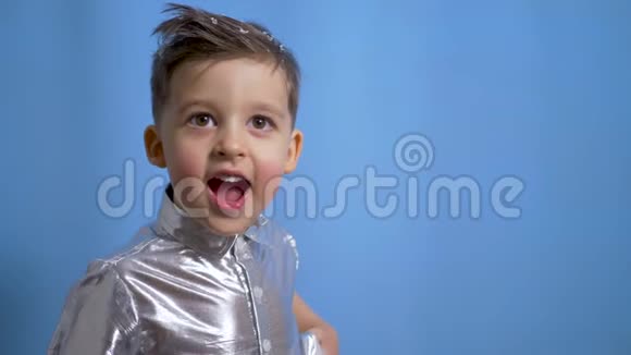 穿银色节日衬衫的快乐男婴视频的预览图