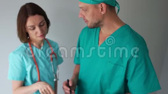 两位医生同事一男一女讨论医疗问题国际医生日视频的预览图