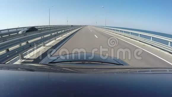 在晴朗的天气里蓝色的汽车在新克里米亚桥上行驶照相机安装在蓝色汽车的车顶上视频的预览图