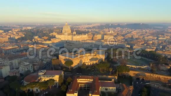 鸟瞰梵蒂冈城拥挤的圣彼得广场日出时装饰圣诞节和新年视频的预览图