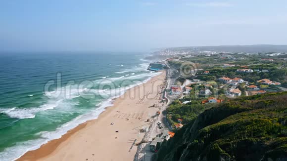 葡萄牙新特拉普拉亚格兰德的俯视图欧洲大西洋海浪冲破漫长的旅游沙滩视频的预览图