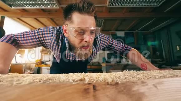 木匠从他的桌子上取出木制刨花木匠工匠工作视频的预览图