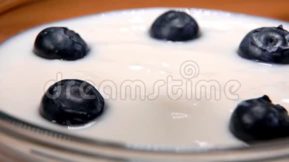 成熟的大蓝莓落在酸奶上视频的预览图