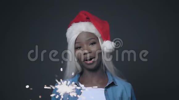 非洲美女白发苍苍圣诞快乐视频的预览图