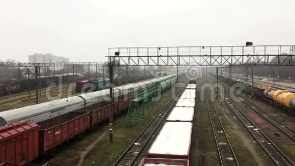 雾天货车和火车站在车站视频的预览图