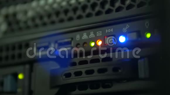 闪烁绿色蓝色和橙色的服务器操作指标视频的预览图