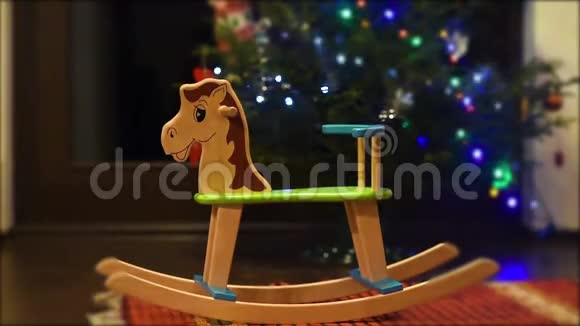 可爱的摇椅圣诞老人或父母送给宝宝的圣诞礼物或新年礼物视频的预览图