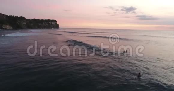 海景海浪好人们冲浪日落4k视频的预览图