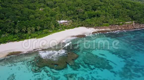 塞舌尔马河岛有白色沙滩和晶莹清澈的海水和珊瑚礁的热带海滩的空中镜头视频的预览图
