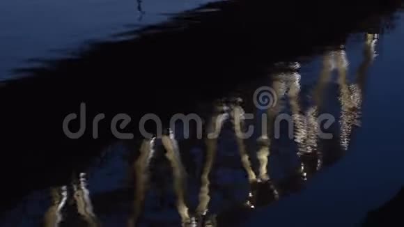 铁路桥在水中的反射视频的预览图