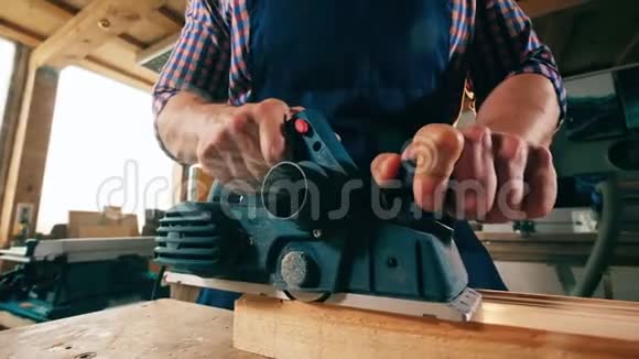 木匠用乐器削木棍视频的预览图