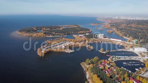 空中观景小岛之间的小湾河岸上的房子以及游艇的停车场视频的预览图