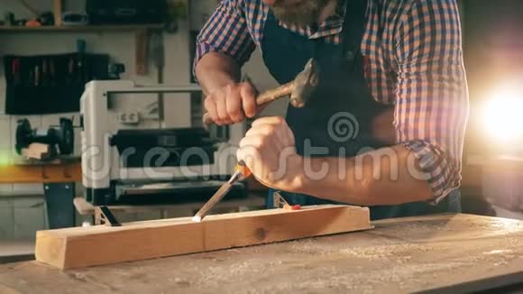 男性木匠在使用木材时使用工具视频的预览图