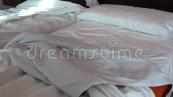 双人床白色床单上的晨曦视频的预览图