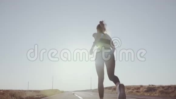 一个苗条的女孩在阳光明媚的日子里跑步视频的预览图