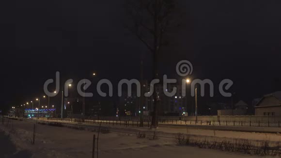 新年夜晚的城市在灯光和灯光下为新年和圣诞节视频的预览图