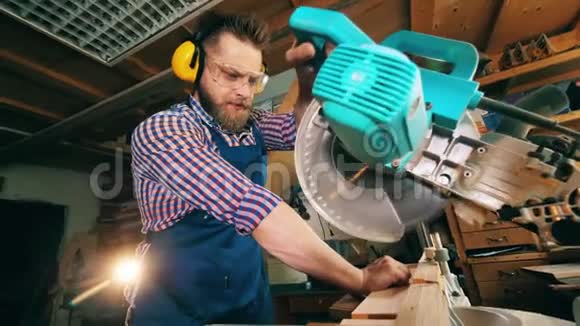 一个木匠用锯子做木头视频的预览图