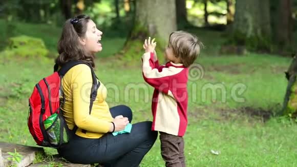 母亲和儿子在森林里唱歌视频的预览图