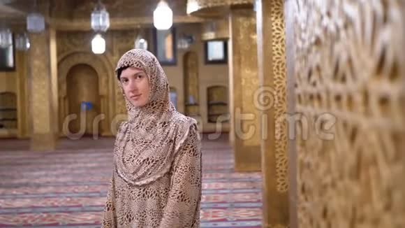 女人穿着一个Nun的罗贝站在一个伊斯兰圣殿埃及视频的预览图