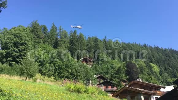 运输直升机在山上接载直升机在法国阿尔卑斯山运送货物后视频的预览图