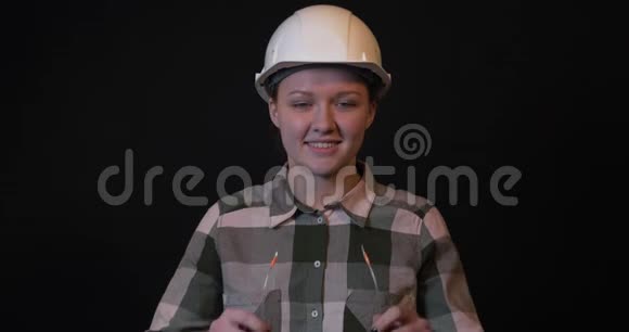 年轻女工程师戴上防护眼镜视频的预览图