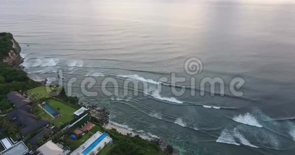 巴厘岛海岸线上令人惊叹的鸟瞰图4k的泡沫海浪视频的预览图