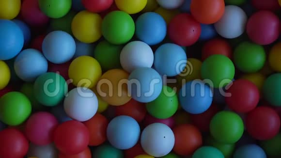 游泳池内有五颜六色的塑料球可近距离观看视频的预览图