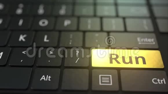 黑色电脑键盘和金色运行键概念三维动画视频的预览图