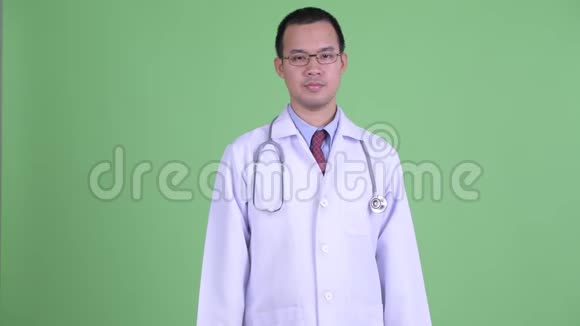 快乐的亚洲男子医生用眼镜指指点点指导视频的预览图