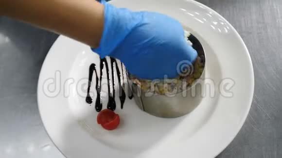 厨师准备一道美味的沙拉概念厨师厨房餐厅食物录像餐厅视频的预览图