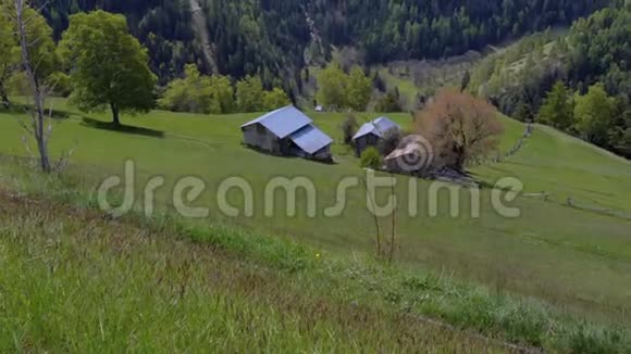 在高山雪山附近的山上小房子的全景瑞士视频的预览图