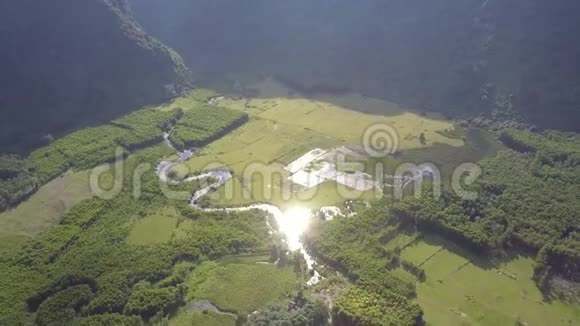 白天上景的河流蜿蜒穿过山谷视频的预览图