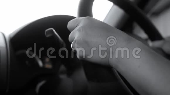 女性驾驶时双手放在汽车方向盘上技术和运输理念视频的预览图