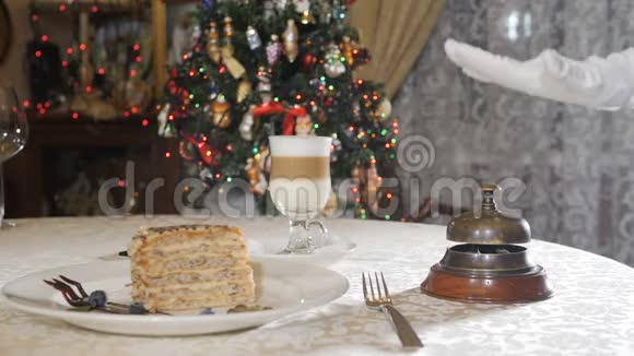 豪华餐厅的新年和圣诞装饰表格设置提供美味的甜点和咖啡拿铁视频的预览图