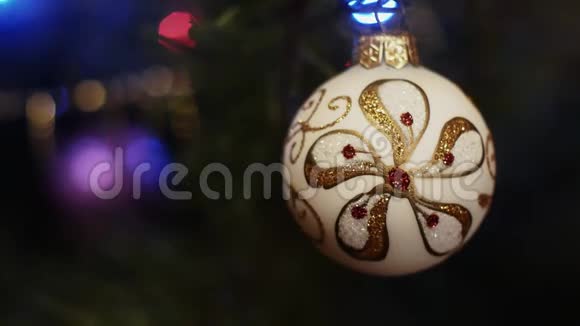 一个有图案的白球挂在圣诞树上视频的预览图
