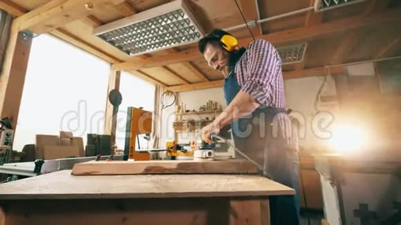 乔纳在木工车间工作时打磨木材木匠工匠工作视频的预览图