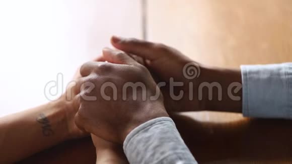 热爱非洲的丈夫牵着妻子的手给予支持特写视频的预览图