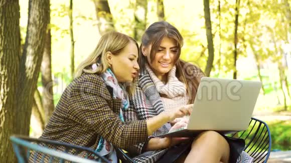 成功的商业女性在花园里使用笔记本电脑视频的预览图