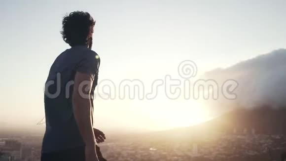 男运动员在日出前伸展双手视频的预览图